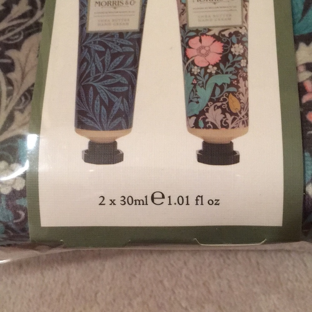 Morris & Co Shea Hand Creams and cosmetic bag NWT - Picture 3 of 8